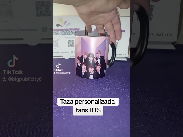 Vídeo relacionado con Grupo Erik Taza BTS - Tazas originales para regalar a fans de BTS Merchandising Oficial | Taza desayuno 350ml de Cerámica | Apta Lavavajillas y Microondas