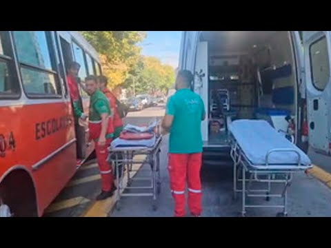 VIOLENT COLLISION BETWEEN A SCHOOL BUS AND A TRUCK: 14 9-year-old children were injured.