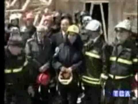 BERLUSFAN - Berlusconi a L'aquila: "Posso palpare un pò la signora?"