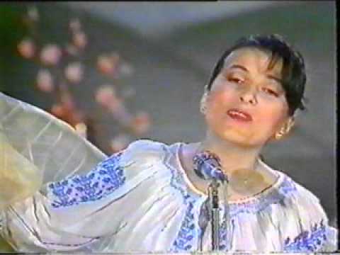Craiova, Romania 1993 - Dana sings 'Pe vale tato'