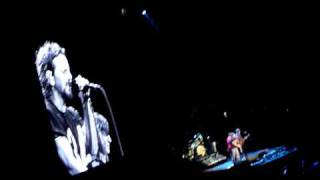 Eddie Vedder, Liam &amp; Neil Finn sing Not Given Lightly for Chris Knox in Auckland