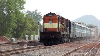 preview picture of video 'Twin PUNE WDM-3A's blasting at 105Kmph with Patna Superfast!!'