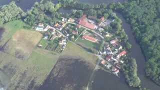 preview picture of video 'Flug über Schkopau  (Kollenbey) beim Hochwasser 2013 [HD] 10.06.2013'