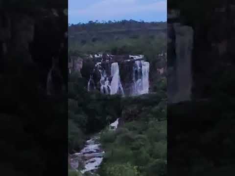 essa cachoeira e uma das mais lindas de Goiás....