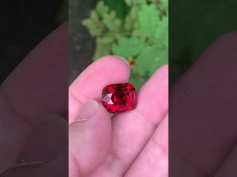 9.40 Crts , wine Red Garnet Excellent Piece