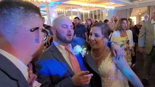 Download lagu Bride and Groom sing Don't Stop Believing mp3