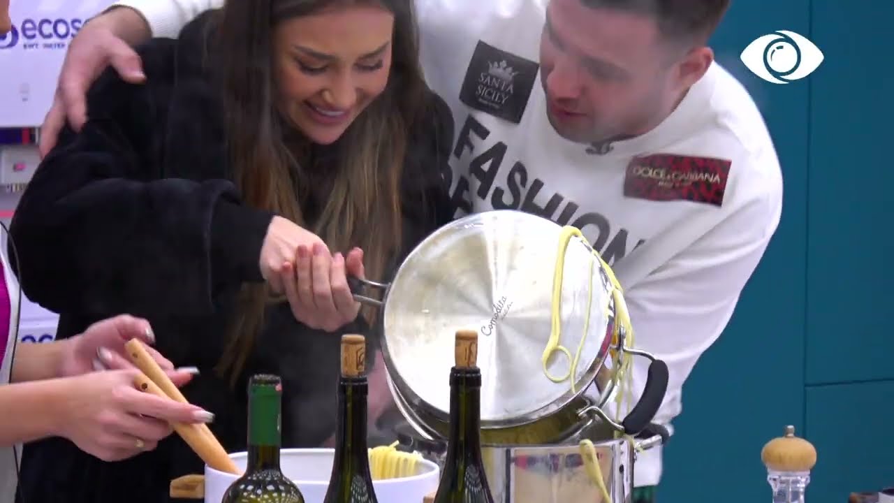 Luizi ngacmon vajzat në kuzhinë