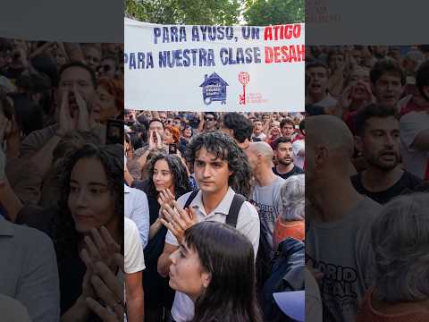 Miles de personas se manifiestan frente al ‘ático de Ayuso’ tras el desahucio de Maricarmen