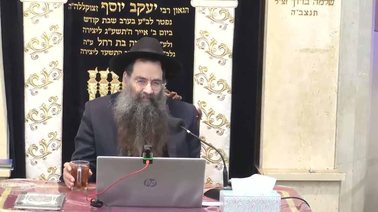 הרב עובדיה יוסף  •  חג הפסח ואמירת ההגדה