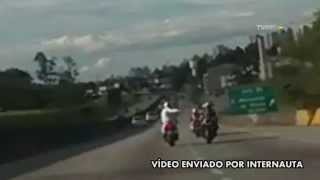 preview picture of video 'Vídeo mostra bandidos roubando moto na Anchieta, em São Bernardo do Campo'