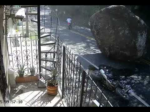 #Viral | Una roca gigante cayó sobre una moto en Dabeiba, Antioquia 😱🇨🇴