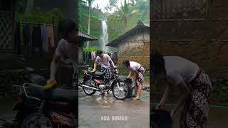 Download lagu Suami Istri yang Sedang Mencuci Motor di Tengah Hujan Lebat #shorts #short #rainsoundsforsleeping mp3
