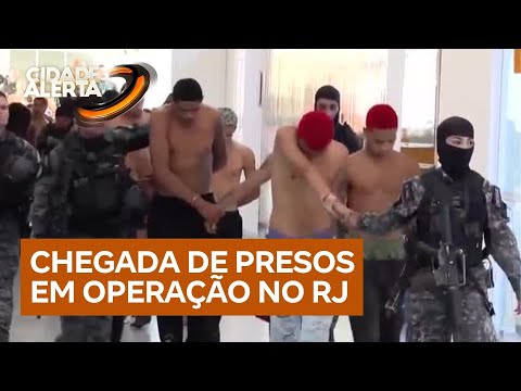 Novas imagens mostram chegada de presos na delegacia em megaoperação contra o crime organizado no RJ