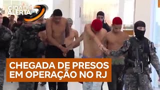 Novas imagens mostram chegada de presos na delegacia em megaoperação contra o crime organizado no RJ