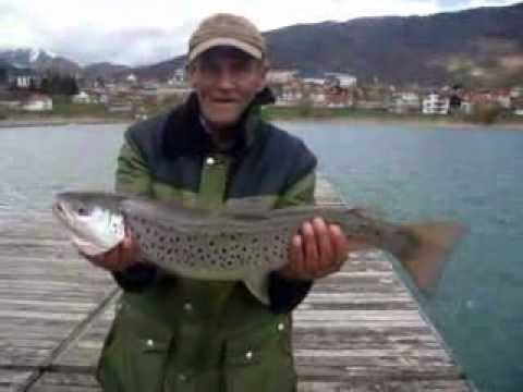 Plavsko jezero stari ribar Ramo lovi Pastrmku Blatnjacu by Tero..wmv