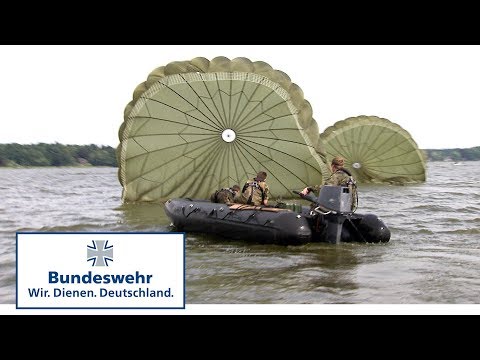 Notverfahren: Fallschirmspringer üben Landung im Wasser - Bundeswehr