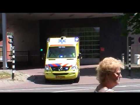 Ambulance 15-114 Delft vertrekt met spoed richting Rijswijk