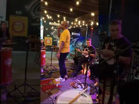 gu silva cantando Zumbi dos palmares com a tropa turma da cachaça