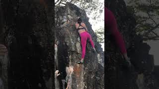 Video thumbnail of Aqui tem boulder Aresta, V3. Cocalzinho de Goiás