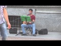 Красивая песня на испанском в центре Милана, Италия 