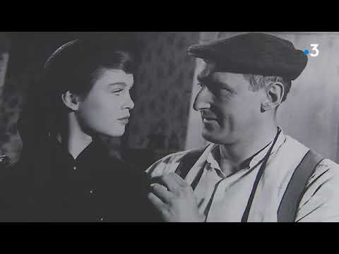 Une statue de Bourvil dans le village du film « Le Trou normand » (avec Brigitte Bardot)
