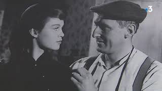 Une statue de Bourvil dans le village du film « Le Trou normand » (avec Brigitte Bardot)