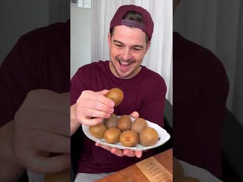 Do you eat KIWI with the skin or do you SLURP it out?🥝💚😁| Kiwi hack| CHEFKOUDY