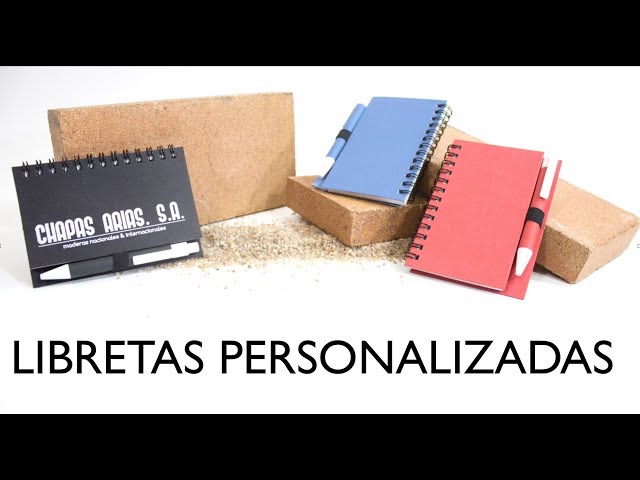 Vídeo relacionado con Regalo Original Cuaderno pequeño con tapa personalizada con foto o texto y con un bolígrafo incluido 18 cm x 13 cm