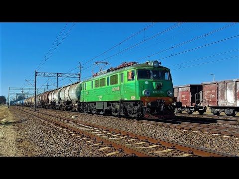 Zielona EU07-308 w przelocie przez Malczyce.