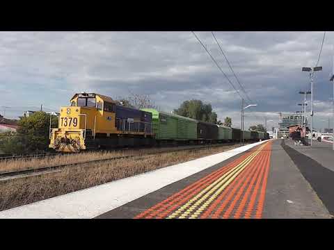Australian Trains - Pacific National T379 at Middle Footscray