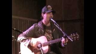 Darius Campbell singing Colourblind at Jaks