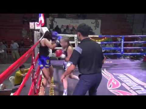 Спортсменке в белых шортах 12 лет. Оппонентке - 17.