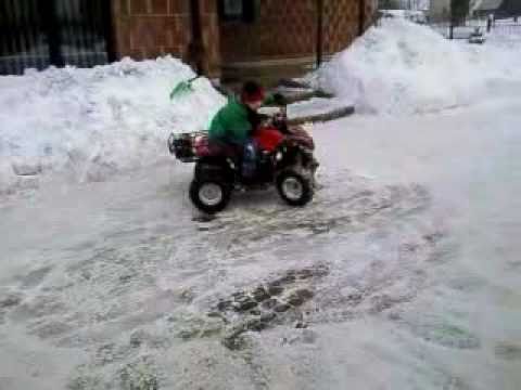 Młody Malina na quadzie.avi