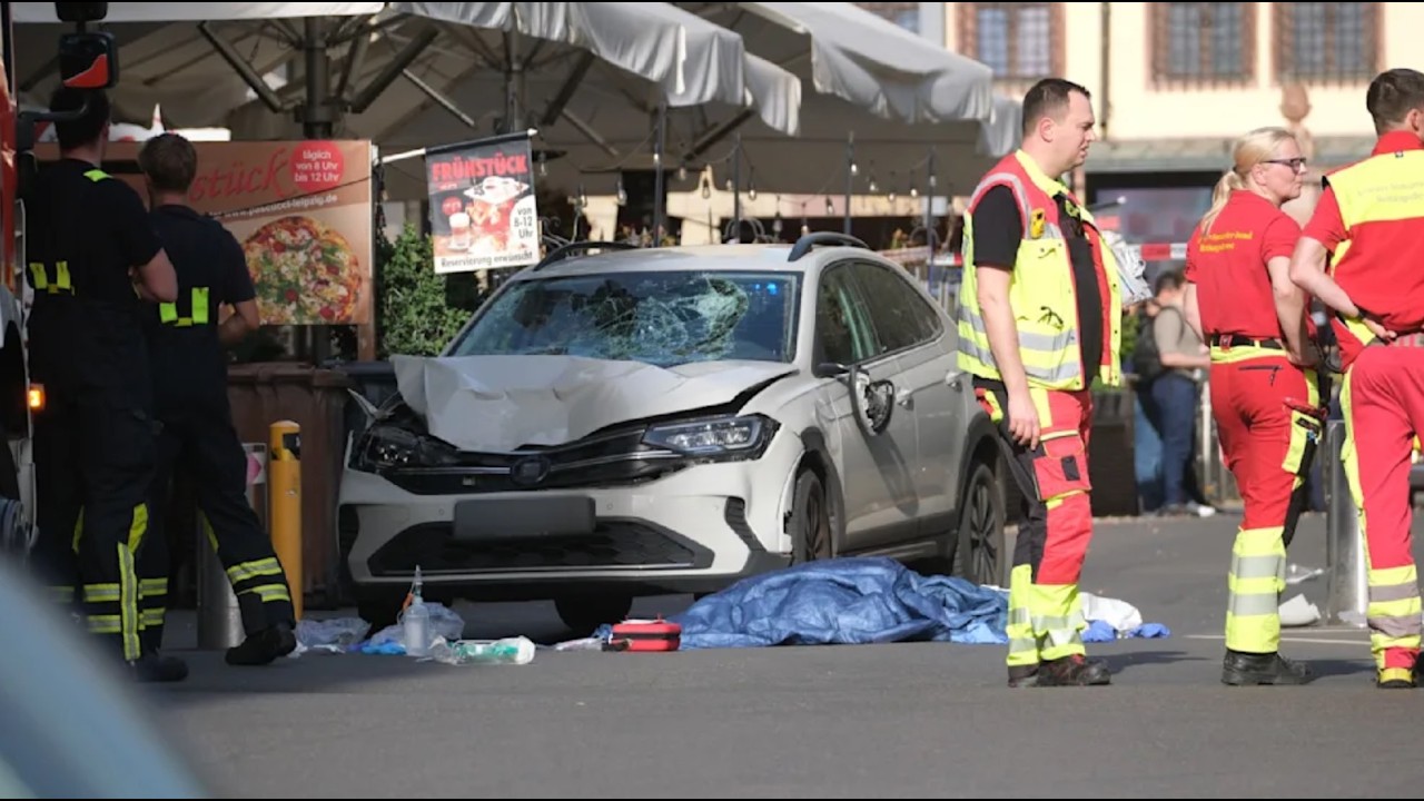 🔴AMOKFAHRT IN LEIPZIG: Auto fährt in Fußgängerzone – zwei Tote und viele Verletzte – PK LIVE