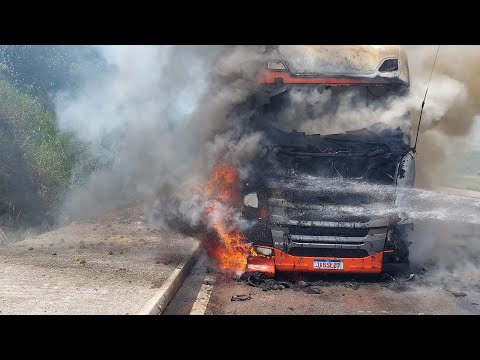 CARRETA PEGA FOGO PRÓXIMO DA ESQUINA DE TAPES NO RIO GRANDE DO SUL 