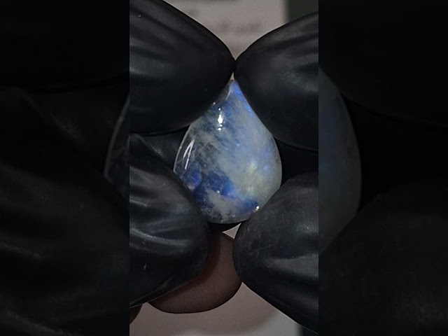 حجر القمر الطبيعي مفحوص و موثق بشهادة مختبر