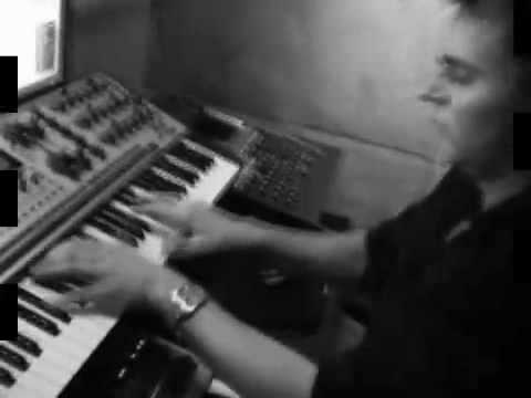 Showtek feat. MC Dv8 - Hold Us Back