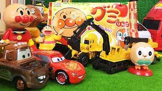 はたらくくるまがアンパンマングミやおもちゃを持ってきた!ポケモンのチョコエッグも開封するヨ!ゴミ収集車が持ってきたショベルカーや移動式クレーンのミニカーも開封するヨ!Gizmone