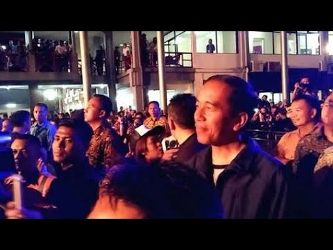 Duet JOKOWI dengan EBIET G ADE gemparkan panggung Synchronize Fest 2017