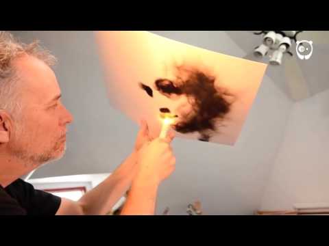 Художник рисува с огън