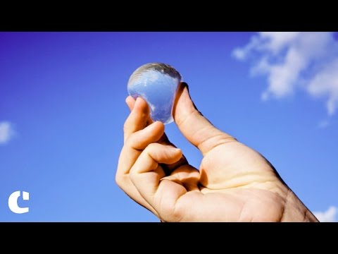 Primele "sticle de apă comestibile" ! Au forma unei sfere, pocnesc &icirc;n gură și vor &icirc;nlocui peturile
