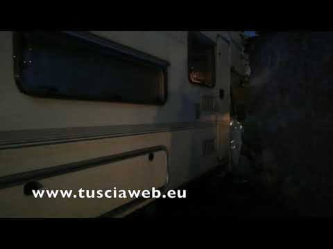 Camper si schianta contro muro