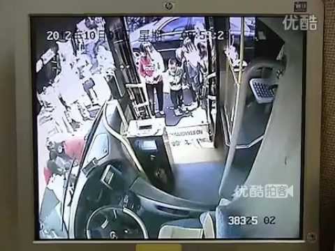 Cina, anziano ciclista centra un bus