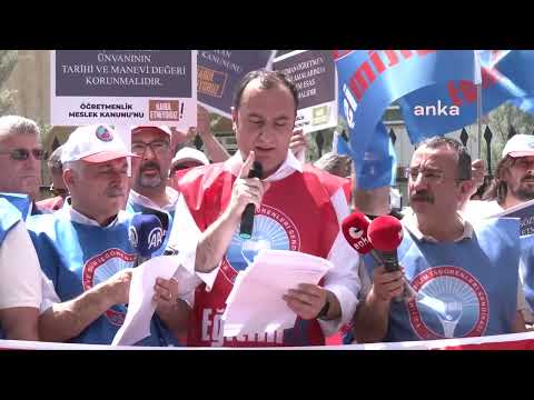 MİLLİ EĞİTİM BAKANI TEKİN’E TASDİKNAME VERDİK   İçinde Atatürk’ün, Cumhuriyet’in, yurttaşlığın olmadığı, bilimdışı, çağdışı müfredatı; öğretmeni yok sayan, diplomasını geçersiz kılan meslek kanunu, Milli Eğitim Bakanlığı önünde protesto ettik. Bakan 