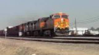 preview picture of video 'BNSF 4638 manifest freight east [HQ}'