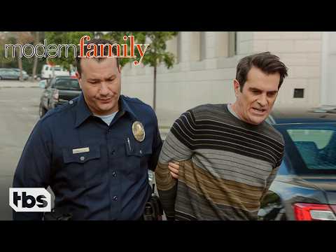 菲爾在小盧面前被捕 (片段) |摩登家庭| TBS (Phil Gets Arrested in Front of Luke (Clip) | Modern Family | TBS)