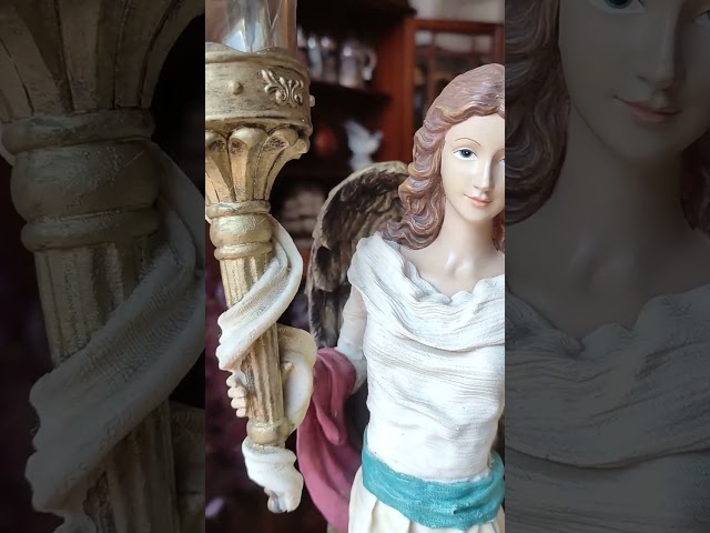 Vídeo relacionado con Figura de ángel, Estatuilla de querubín sentado en resina, Colección de ángel guardián, Decoración para interior y jardín, 6x5.5 cm, Material resistente, Regalo conmemorativo para bodas y Navidad
