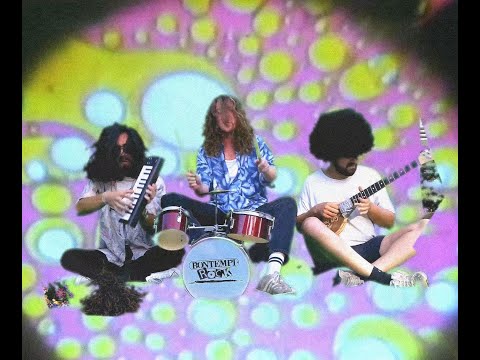 Triorität - Inelegant Peeing