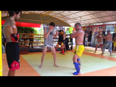 Backstage Mathias Gallo Cassarino explain beginners techniques with at 7 Muay Thai Gym