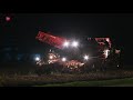 Lichtjesspektakel door oogstende trekkers in het donker